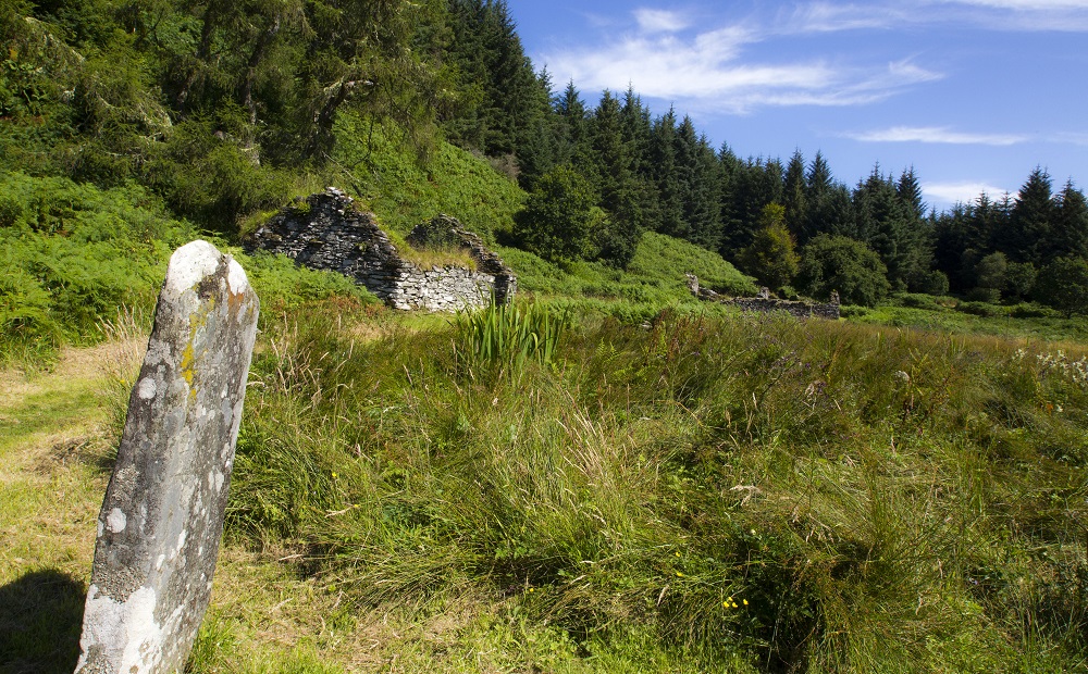Standing stone and ruined cottage at Knapdale